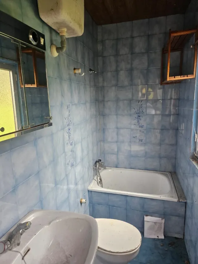 Casa grande 2 plantas con 2 aseos ,1 baño