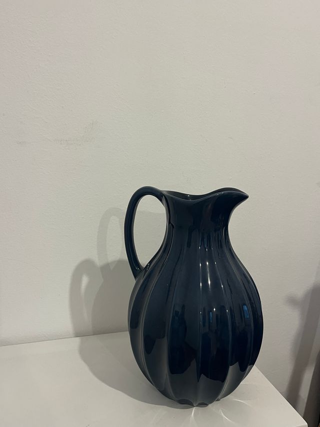 Jarra de cerámica azul marino