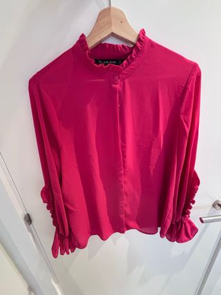 Camisa Zara rosa con volantes