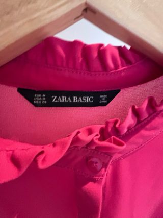 Camisa Zara rosa con volantes