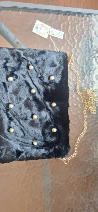 Bolso negro de pelo con perlas y cadena