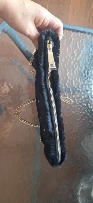 Bolso negro de pelo con perlas y cadena