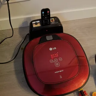 Aspirapolvere LG Hom-Bot rosso