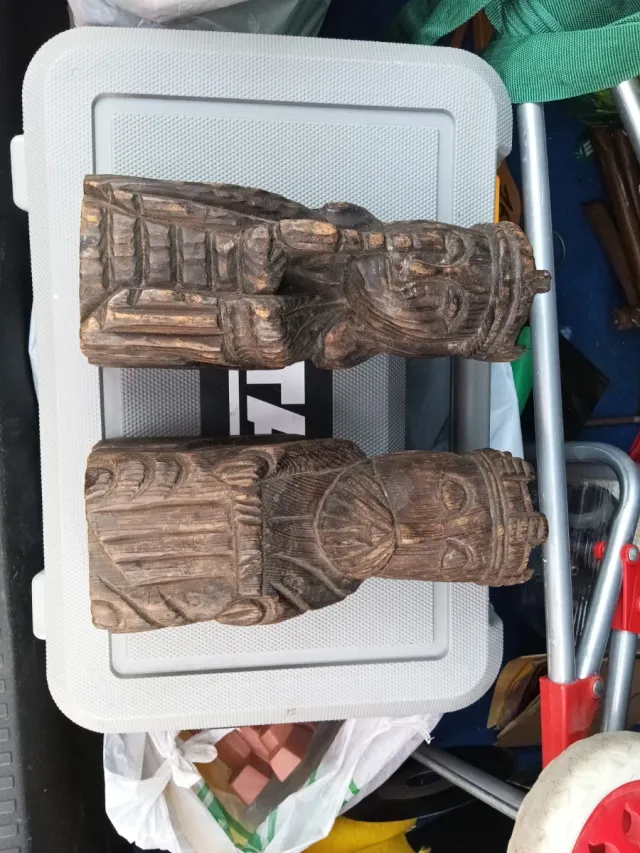 Figuras decorativas de madera tallada