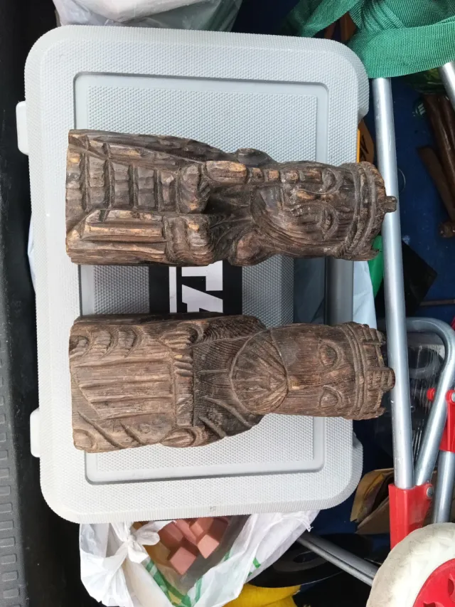 Figuras decorativas de madera tallada