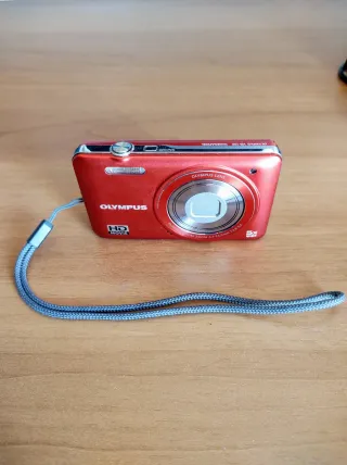 Olympus VG-130 Fotocamera Digitale Rossa