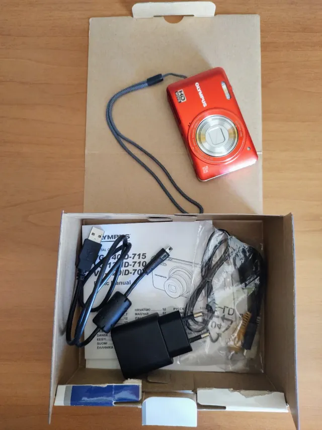 Olympus VG-130 Fotocamera Digitale Rossa