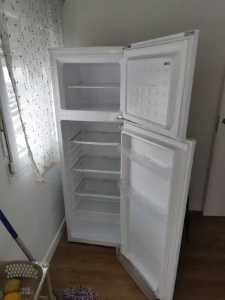 Frigorifero bianco con congelatore