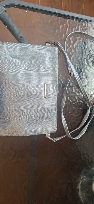 Bolso plateado con textura