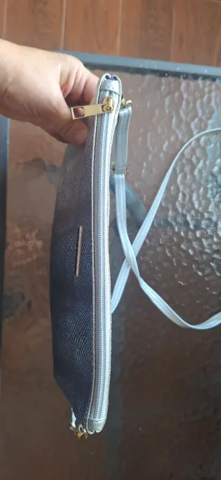 Bolso plateado con textura