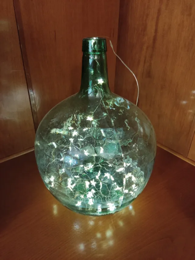 Damajuana de cristal verde.