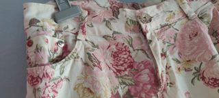 Calças creme com flores rosa. tamanho 40.