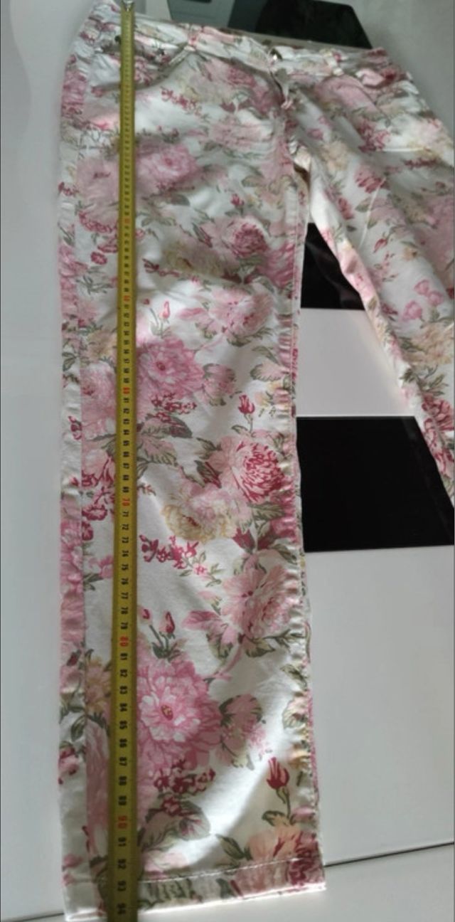 Calças creme com flores rosa. tamanho 40.