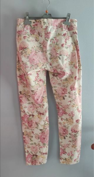 Calças creme com flores rosa. tamanho 40.