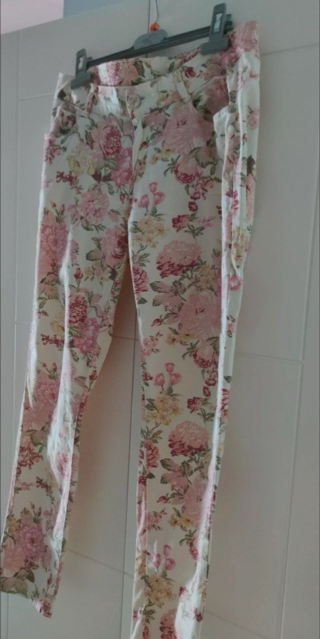 Calças creme com flores rosa. tamanho 40.