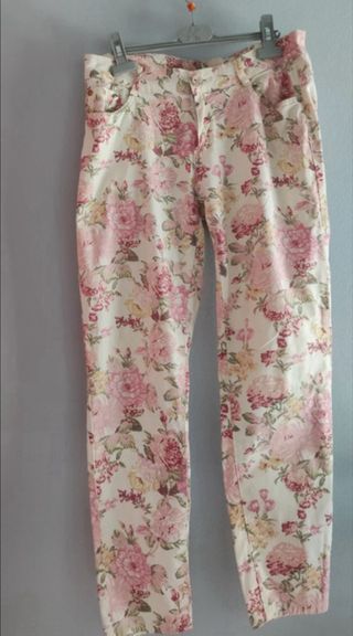 Calças creme com flores rosa. tamanho 40.