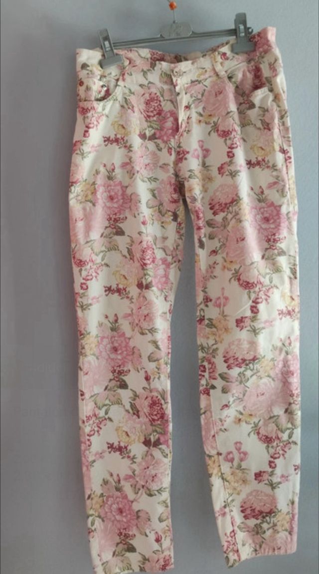 Calças creme com flores rosa. tamanho 40.