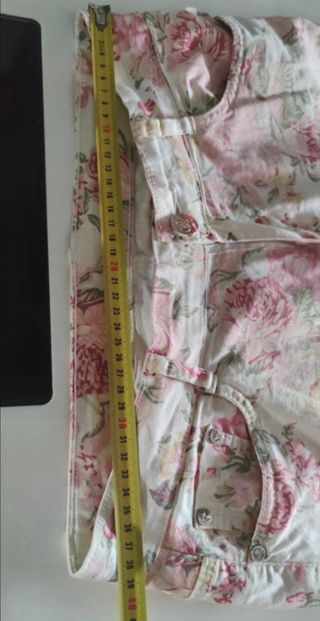 Calças creme com flores rosa. tamanho 40.