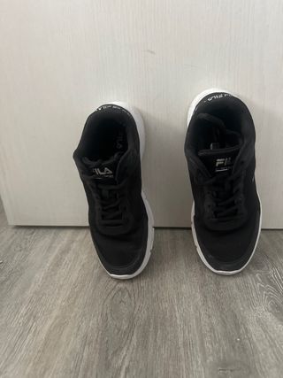 Zapatillas Fila Talla 38 Negras y Blancas