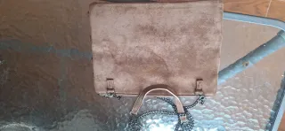 Bolso marrón con cadenas