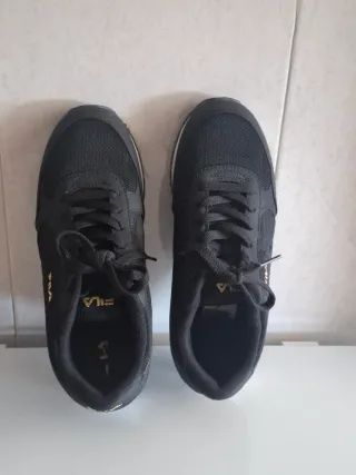 Deportivas Fila negras y doradas