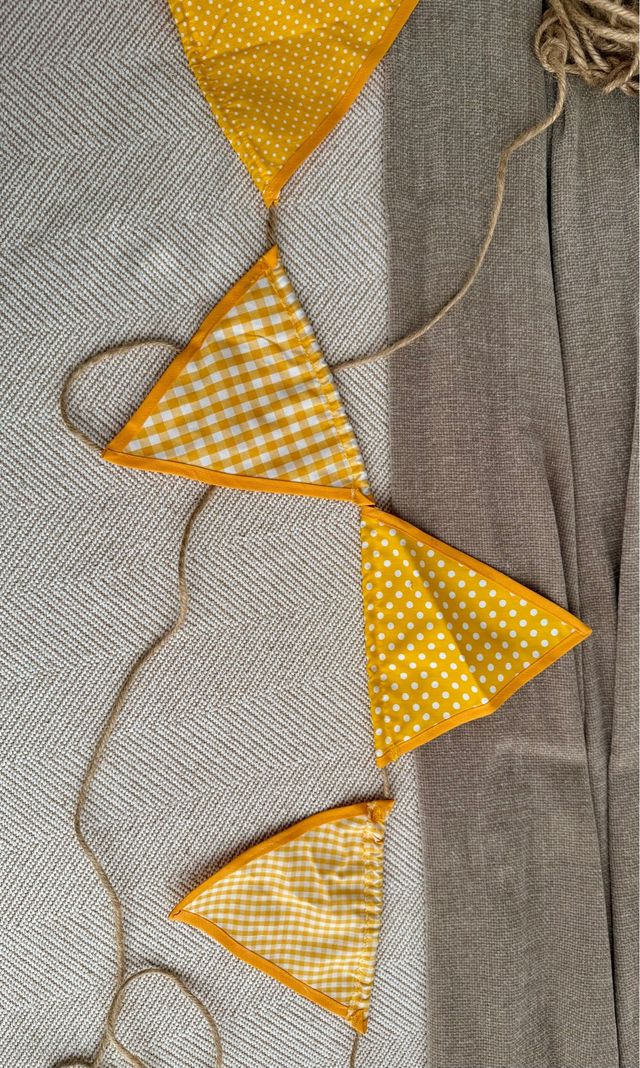 Banderitas decorativas amarillas