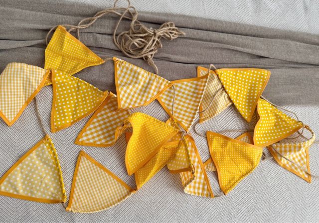 Banderitas decorativas amarillas