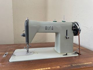 Máquina de coser Alfa antigua