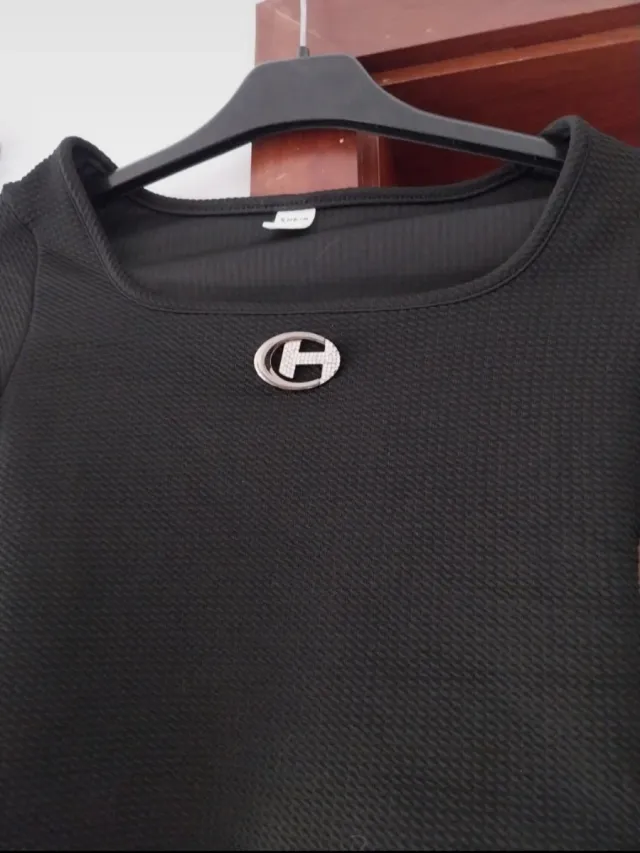 Top preto decote quadrado