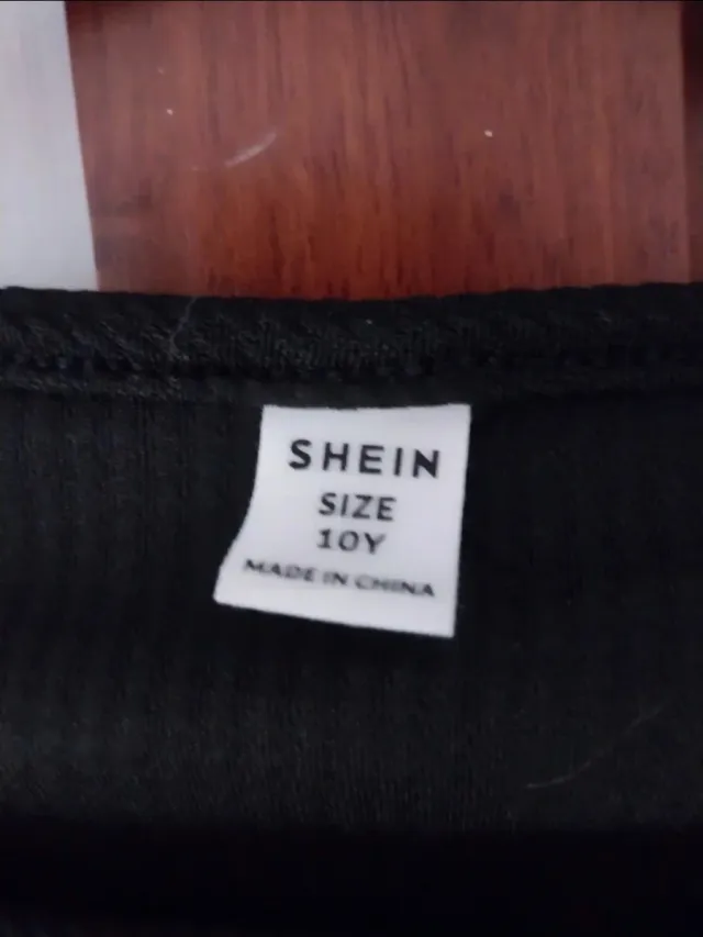 Top preto decote quadrado