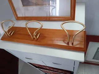 Perchero de madera y metal dorado