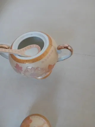 Zuccheriera in porcellana con decori floreali