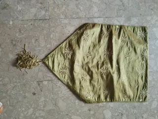 Centro de Mesa Dourado e Verde Bordado