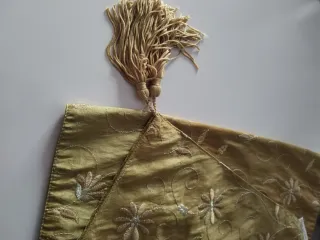 Centro de Mesa Dourado e Verde Bordado