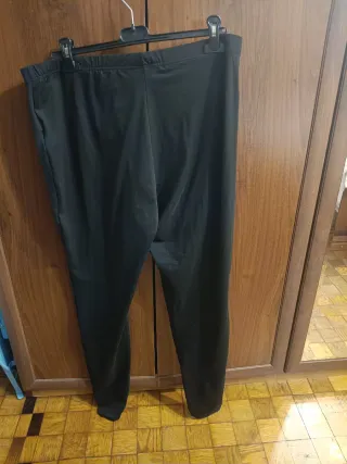 Leggings neri con tulle e fiocco