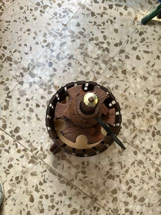 Botellero de madera con detalles metálicos