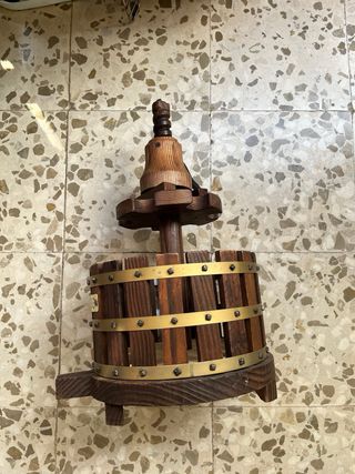 Botellero de madera con detalles metálicos