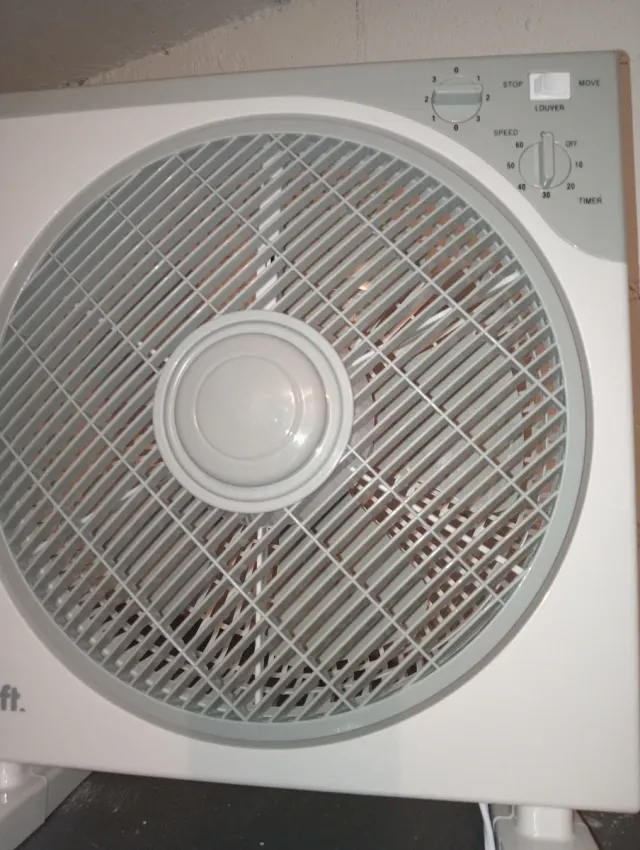 Ventilador de mesa blanco y gris