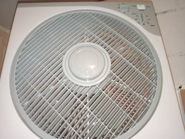 Ventilador de mesa blanco y gris