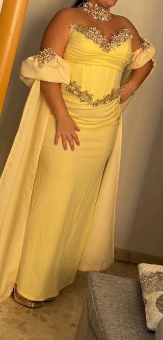 Vestido de fiesta dorado con pedrería elegante.