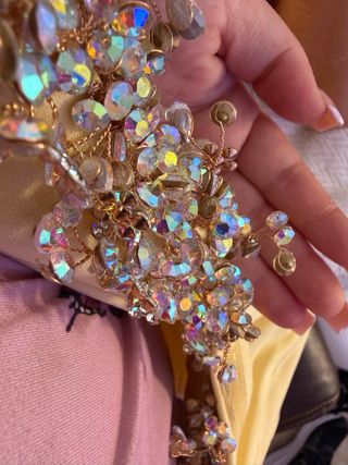 Vestido de fiesta dorado con pedrería elegante.