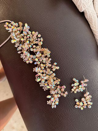 Vestido de fiesta dorado con pedrería elegante.