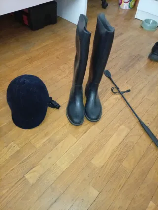 Casco, botas y fusta para montar a caballo
