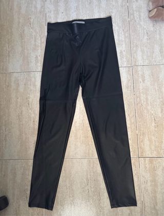 Pantalones largos efecto piel negros