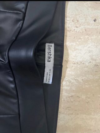 Pantalones largos efecto piel negros