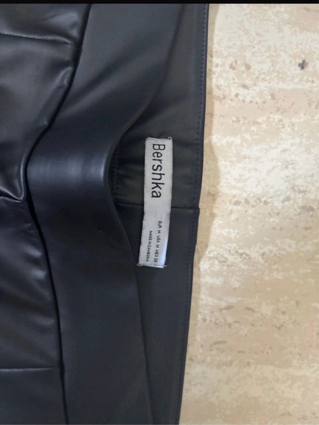 Pantalones largos efecto piel negros