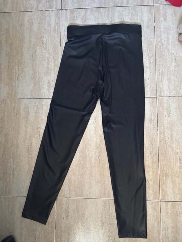 Pantalones largos efecto piel negros