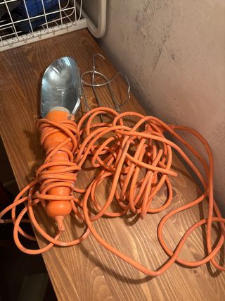 Lámpara portátil con cable naranja