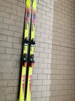Sci Rossignol anni '90 con attacchi salomon 
