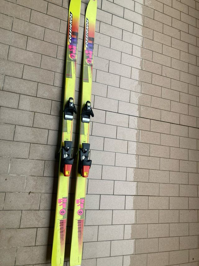 Sci Rossignol anni '90 con attacchi salomon